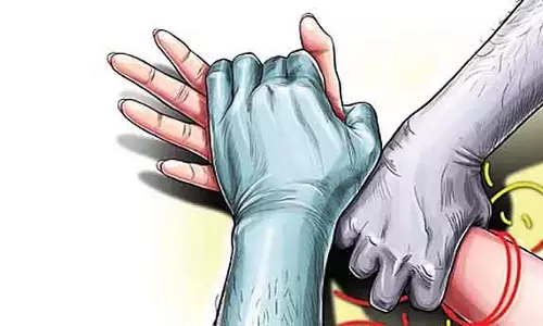 नाबालिग लड़की से बार-बार रेप; पिता और उसके दोस्त के खिलाफ केस दर्ज