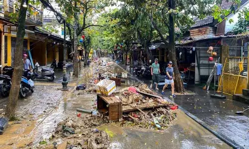 Hanoi  वियतनाम में बाढ़ से 90 से ज़्यादा लोगों की मौत