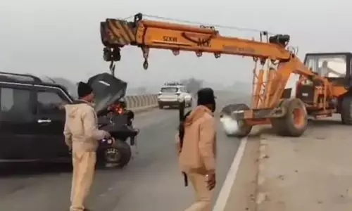 तेज रफ्तार स्कॉर्पियो डिवाइडर से टकराई, उड़ गए परखच्चे, तीन की मौत तेज रफ्तार स्कॉर्पियो डिवाइडर से टकराई, उड़ गए परखच्चे, तीन की मौत