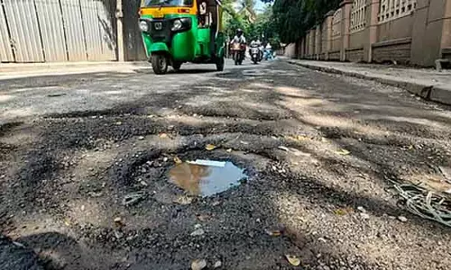 Bad road: 29 नवंबर को अनेकल के आसपास 10,000 से ज़्यादा लोगों ने विरोध प्रदर्शन किया