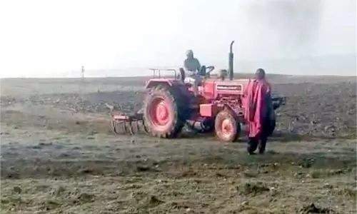 Kangra: पौंग झील में भू-माफिया का आतंक, मां-बेटी को दी ट्रैक्टर से कुचलने की धमकी Kangra: पौंग झील में भू-माफिया का आतंक, मां-बेटी को दी ट्रैक्टर से कुचलने की धमकी