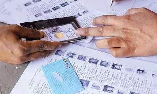 Bhopal : आंगनवाड़ी कार्यकर्ताओं का SIR में काम, बच्चों और मांओं की सेहत पर असर