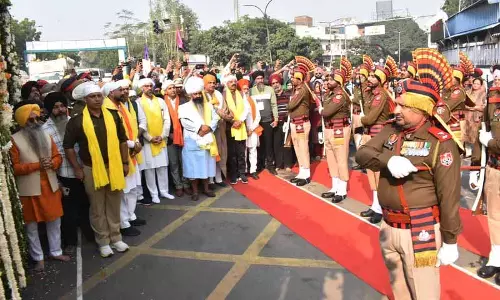 Jalandhar में पुलिस ने नगर कीर्तन को गार्ड ऑफ ऑनर दिया