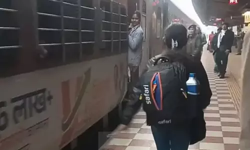 टीटी ने बचाई युवती की जान, कोरबा रेलवे स्टेशन में बड़ी घटना टली टीटी ने बचाई युवती की जान, कोरबा रेलवे स्टेशन में बड़ी घटना टली