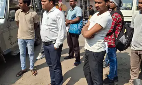 हैंडपंप टेक्नीशियन भर्ती परीक्षा सेंटर में हंगामा, भेदभाव कर गेट बंद करने का आरोप हैंडपंप टेक्नीशियन भर्ती परीक्षा सेंटर में हंगामा, भेदभाव कर गेट बंद करने का आरोप