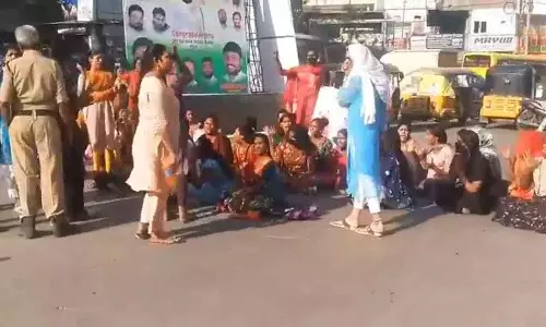 Hyderabad: ट्रांसजेंडर प्रदर्शनकारी हीना की आत्मदाह के बाद मौत Hyderabad: ट्रांसजेंडर प्रदर्शनकारी हीना की आत्मदाह के बाद मौत
