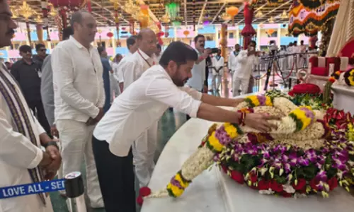 तेलंगाना CM का प्रशंसा-भरा बयान: साईं बाबा की सेवाएँ सरकारी स्तर की