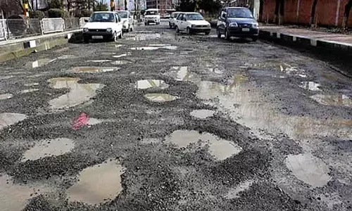 PWD ने जर्जर चौधरी नर रोड के रखरखाव के लिए टेंडर जारी किया