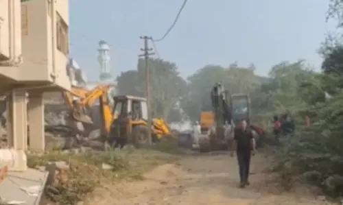 24 मीटर TP रोड पर चला बुलडोज़र: अवैध फ्लैट और हॉस्टल ध्वस्त