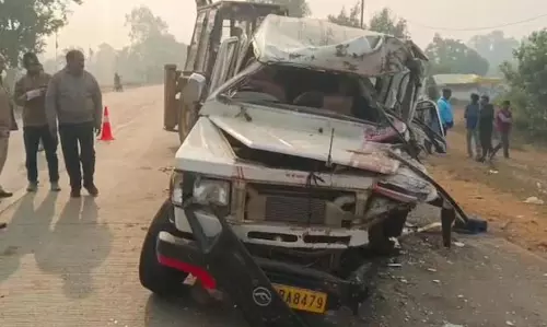टूरिस्ट गाड़ी के खड़े ट्रक से टकराने से एक की मौत, 12 घायल टूरिस्ट गाड़ी के खड़े ट्रक से टकराने से एक की मौत, 12 घायल