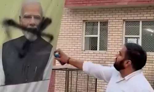 यूथ कांग्रेस नेता और उनके साथी को PM और CM के पोस्टर खराब करने के आरोप यूथ कांग्रेस नेता और उनके साथी को PM और CM के पोस्टर खराब करने के आरोप