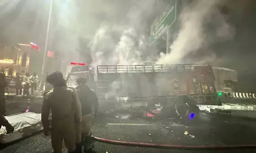 फ्लाईओवर पर CNG वाहन में आग लगने से ट्रक ड्राइवर जिंदा जल गया फ्लाईओवर पर CNG वाहन में आग लगने से ट्रक ड्राइवर जिंदा जल गया