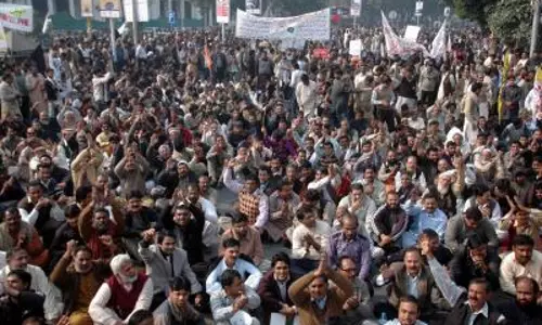 कराची में वकीलों का प्रदर्शन, 27वें संविधान संशोधन के खिलाफ उठी आवाज कराची में वकीलों का प्रदर्शन, 27वें संविधान संशोधन के खिलाफ उठी आवाज