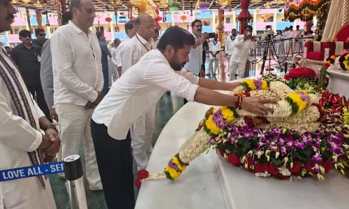 CM ने कहा, सत्य साईं बाबा ने कल्याणकारी कामों में सरकारों से मुकाबला किया