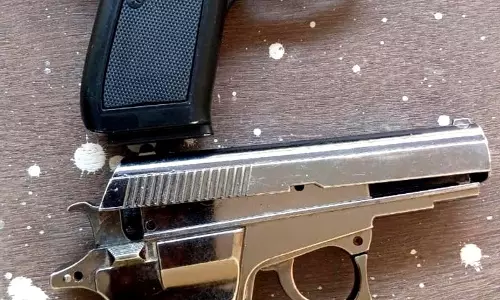 Haryana : स्कूल बस ड्राइवर को खिलौना पिस्तौल से धमकाने वाले 2 लोग गिरफ्तार Haryana : स्कूल बस ड्राइवर को खिलौना पिस्तौल से धमकाने वाले 2 लोग गिरफ्तार