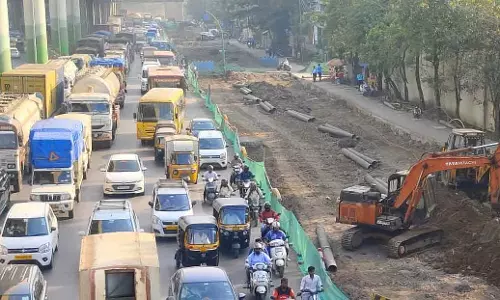Thane : गड्ढे, अव्यवस्था और तालमेल की कमी से यात्री फंसे हुए हैं