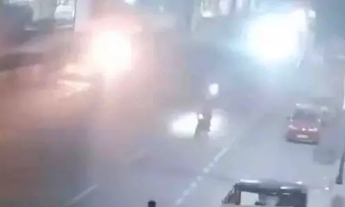 Hyderabad में सड़क हादसा, मेट्रो स्टेशन के पास बाइक डिवाइडर से भिड़ी Hyderabad में सड़क हादसा, मेट्रो स्टेशन के पास बाइक डिवाइडर से भिड़ी