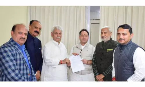 एलओपी ने बीजेपी विधायकों और MP Jugal के साथ एलजी से मुलाकात की एलओपी ने बीजेपी विधायकों और MP Jugal के साथ एलजी से मुलाकात की