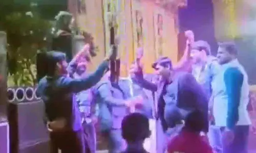 अलीगढ़ DJ इवेंट में राइफल के साथ डांस करते दिखे युवक, जांच शुरू अलीगढ़ DJ इवेंट में राइफल के साथ डांस करते दिखे युवक, जांच शुरू