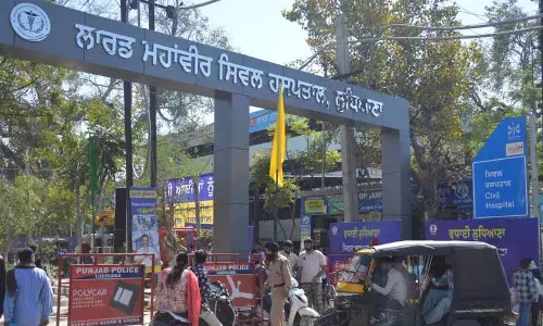 Ludhiana सिविल अस्पताल में झड़प से मरीजों में दहशत फैल गई Ludhiana सिविल अस्पताल में झड़प से मरीजों में दहशत फैल गई