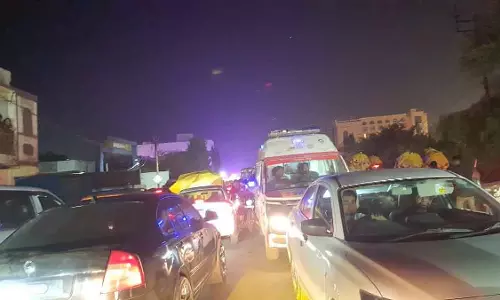 शादियों की भीड़ के कारण दमोह-जबलपुर हाईवे 1 km तक जाम रहा, एम्बुलेंस एक घंटे से ज़्यादा समय तक फंसी रही