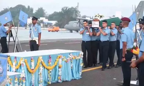 Tejas फाइटर जेट क्रैश.. विंग कमांडर का पार्थिव शरीर सुलूर एयरबेस भेजा गया Tejas फाइटर जेट क्रैश.. विंग कमांडर का पार्थिव शरीर सुलूर एयरबेस भेजा गया