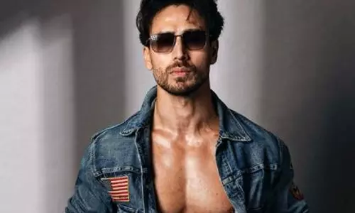 Tiger Shroff ने 26/11 शहीदों को नमन करते हुए वंदे मातरम गाया Tiger Shroff ने 26/11 शहीदों को नमन करते हुए वंदे मातरम गाया