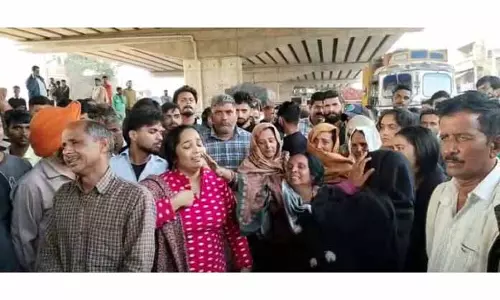 SAMBA: भदोही के लोगों ने शव के साथ प्रदर्शन किया, पटली मोड़ पर हाईवे जाम किया SAMBA: भदोही के लोगों ने शव के साथ प्रदर्शन किया, पटली मोड़ पर हाईवे जाम किया