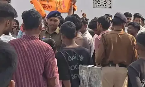 महिला दुर्ग में धर्मांतरण रैकेट चला रही थी, प्रार्थना सभा की भनक लगते जमकर हंगामा महिला दुर्ग में धर्मांतरण रैकेट चला रही थी, प्रार्थना सभा की भनक लगते जमकर हंगामा