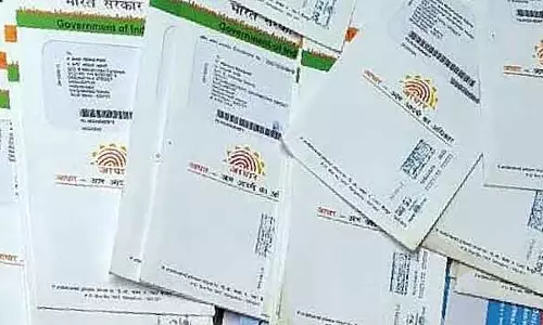 Kolkata के पास फुटपाथ पर फेंके गए आधार कार्ड बरामद