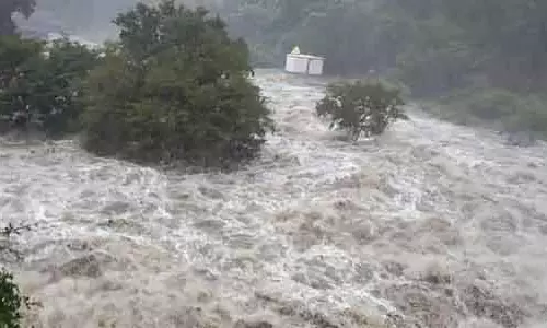 नेल्लई जिले में भारी बारिश : थामिरावरुनी नदी में बाढ़ नेल्लई जिले में भारी बारिश : थामिरावरुनी नदी में बाढ़