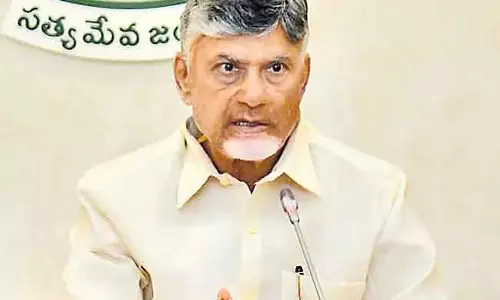 दिसंबर तक सड़कों पर कोई गड्ढा नहीं होना चाहिए : CM Naidu दिसंबर तक सड़कों पर कोई गड्ढा नहीं होना चाहिए : CM Naidu
