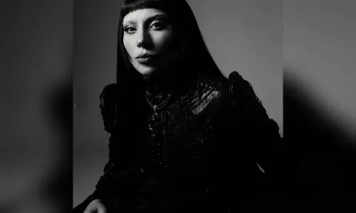 Lady Gaga ने अपने बालों का रंग बदलकर फिर से काला कर लिया Lady Gaga ने अपने बालों का रंग बदलकर फिर से काला कर लिया