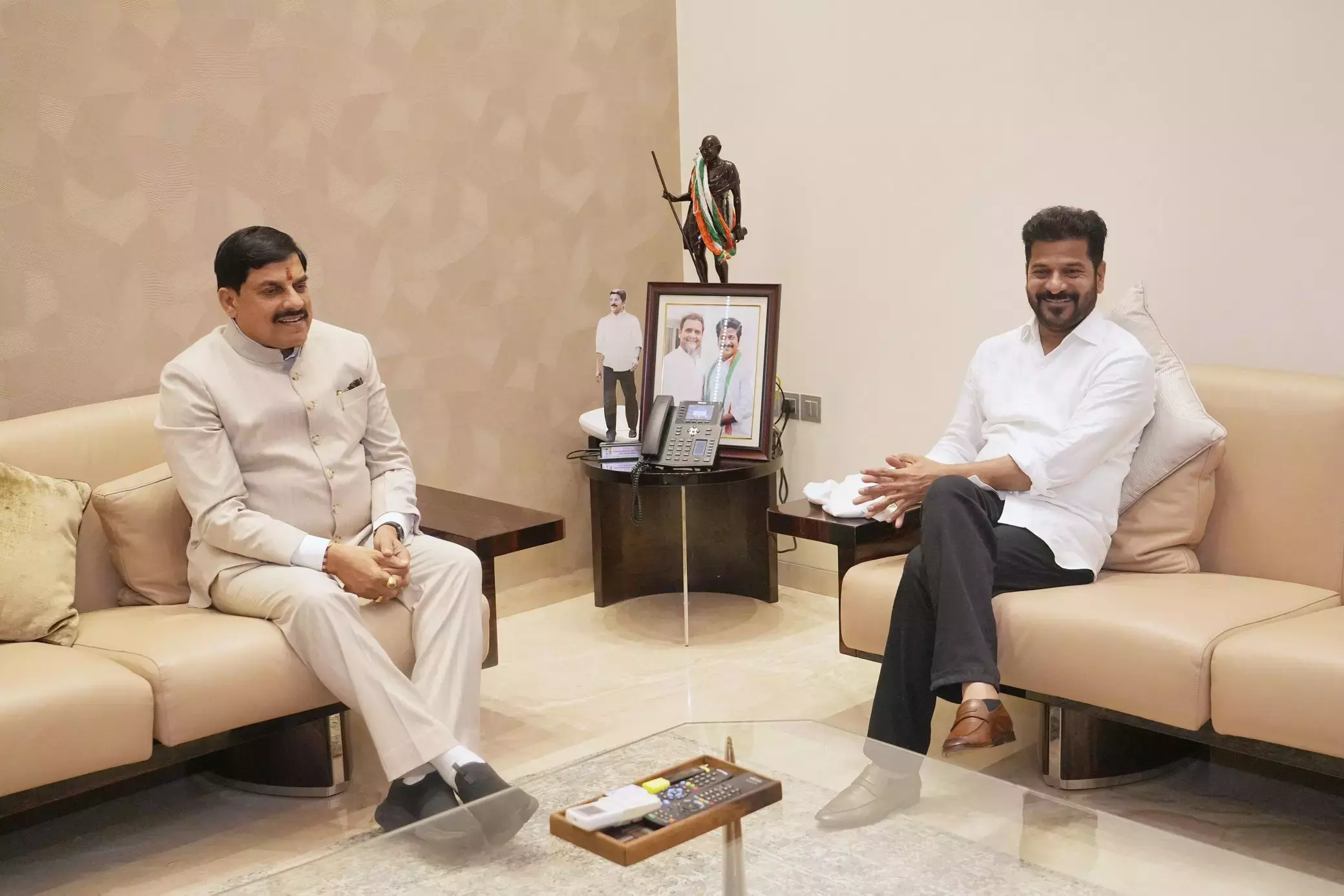 Hyderabad में उद्योगपतियों से मुलाकात की और निवेश की मांग की