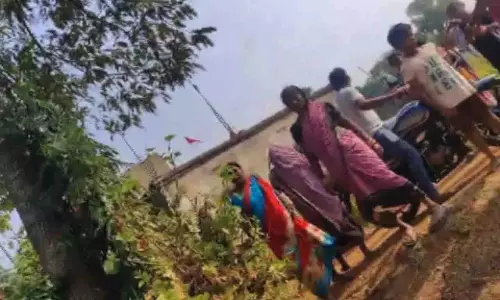 SHG सदस्यों ने लोन विवाद में भद्रक की महिला पर किया हमला SHG सदस्यों ने लोन विवाद में भद्रक की महिला पर किया हमला