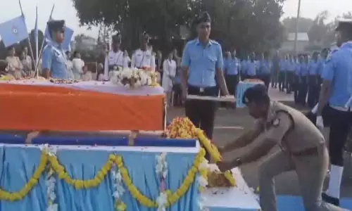 विंग कमांडर नमांश स्याल का पार्थिव शरीर Coimbatore के सुलूर एयर बेस पर लाया गया विंग कमांडर नमांश स्याल का पार्थिव शरीर Coimbatore के सुलूर एयर बेस पर लाया गया