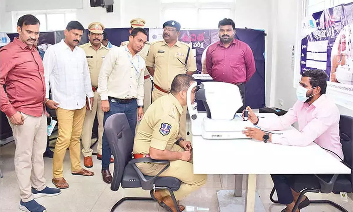 Telangana: पुलिस ने स्टाफ और उनके परिवारों के लिए फ्री आई कैंप लगाया