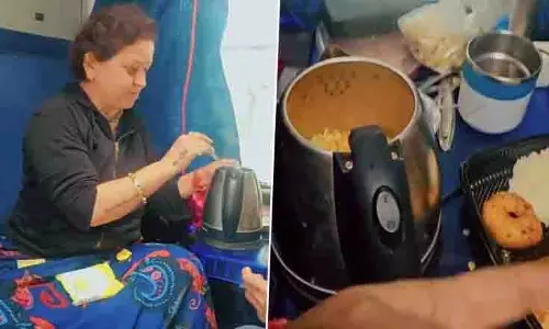 रेलवे ने आग का खतरा बताया, AC कोच में मैगी बनाने वाली महिला हुई चर्चा में रेलवे ने आग का खतरा बताया, AC कोच में मैगी बनाने वाली महिला हुई चर्चा में