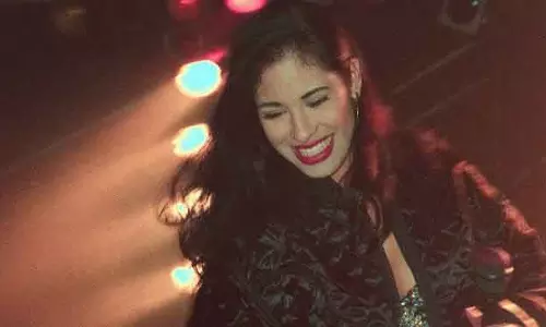 Selena  पर नेटफ्लिक्स डॉक्यूमेंट्री फिर जगाती है संगीत की यादें