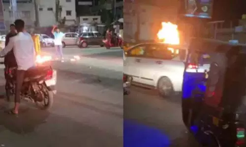 नशे में धुत ऑटो ड्राइवर ने पुलिस के पकड़े जाने के बाद आग लगा दी नशे में धुत ऑटो ड्राइवर ने पुलिस के पकड़े जाने के बाद आग लगा दी
