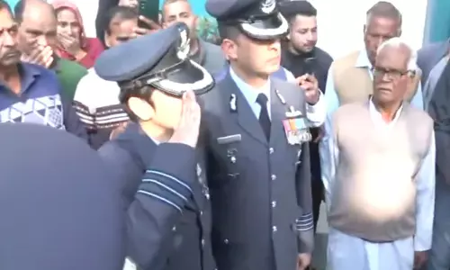 विंग कमांडर अफशां ने तेजस दुर्घटना में शहीद हुए अपने बहादुर पति नमांश को भावभीनी विदाई दी विंग कमांडर अफशां ने तेजस दुर्घटना में शहीद हुए अपने बहादुर पति नमांश को भावभीनी विदाई दी