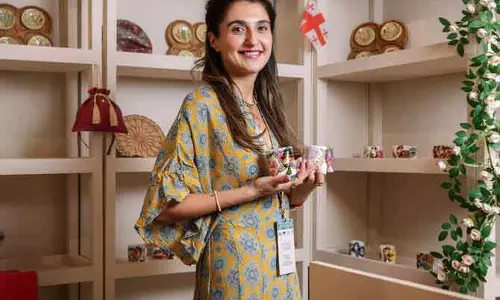 Saudi हैंडीक्राफ्ट्स वीक में जॉर्जिया की टियोना गोर्गियास्विली की सिरेमिक कला प्रदर्शित Saudi हैंडीक्राफ्ट्स वीक में जॉर्जिया की टियोना गोर्गियास्विली की सिरेमिक कला प्रदर्शित