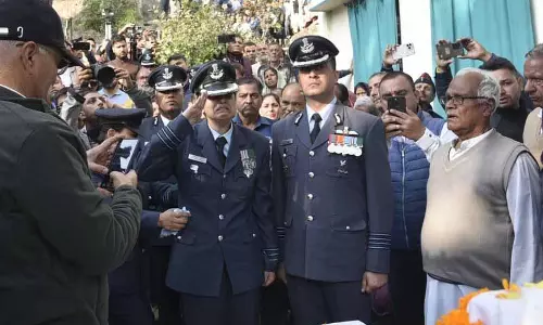 IAF ऑफिसर ने दुबई एयर शो में तेजस क्रैश में मारे गए पति नमांश स्याल को आखिरी विदाई दी IAF ऑफिसर ने दुबई एयर शो में तेजस क्रैश में मारे गए पति नमांश स्याल को आखिरी विदाई दी