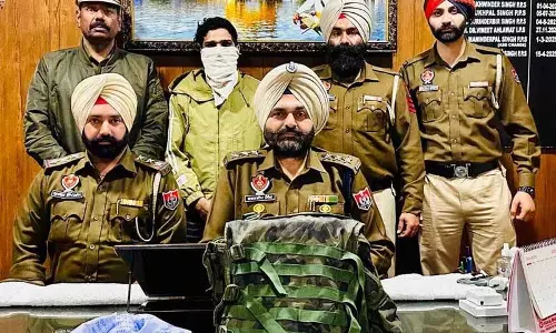 Amritsar: हथियारबंद लुटेरों ने कपड़ा व्यापारी से 2.7 लाख रुपये लूटे, 1 पकड़ा गया