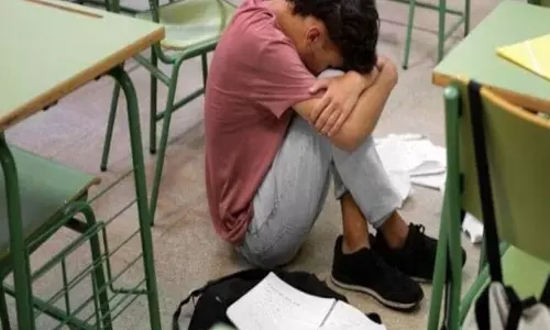 Students खतरनाक कदम क्यों उठा रहे हैं? स्टूडेंट्स की आत्महत्या में महाराष्ट्र सबसे आगे