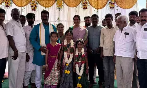 Padmadevender Reddy ने मेडक में एक कार्यक्रम में बच्चों को आशीर्वाद दिया
