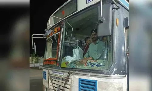 महिला यात्रियों के लिए RTC बस न रुकने पर ग्रामीणों ने किया विरोध प्रदर्शन