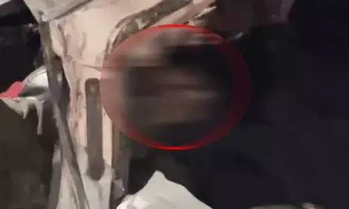 डिवाइडर पार कर आ रही थार ने श्रद्धालुओं की वैन से टकराई, महिला और ड्राइवर की मौत डिवाइडर पार कर आ रही थार ने श्रद्धालुओं की वैन से टकराई, महिला और ड्राइवर की मौत
