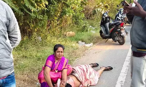 Narsapur में लॉरी को ओवरटेक करते समय स्कूटी फिसली, तीन लोगों की मौत