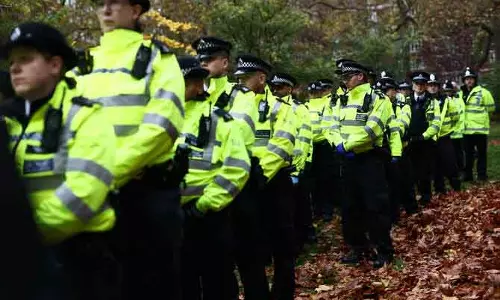 सेंट्रल London में फ़िलिस्तीन एक्शन प्रोटेस्ट पर होलोकॉस्ट सर्वाइवर की बेटी गिरफ्तार सेंट्रल London में फ़िलिस्तीन एक्शन प्रोटेस्ट पर होलोकॉस्ट सर्वाइवर की बेटी गिरफ्तार